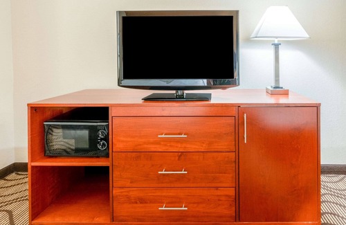 Midwest City Hotel | La Quinta Inn & Suites by Wyndham Midwest City - Tinker AFB