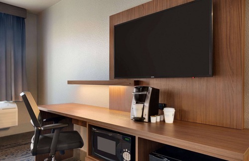 Springfield Hotel | La Quinta Inn & Suites by Wyndham Springfield