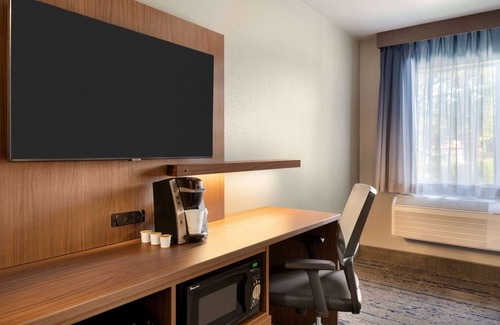 Springfield Hotel | La Quinta Inn & Suites by Wyndham Springfield