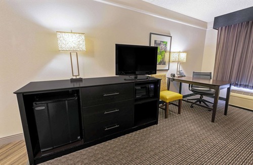 Central Scottsdale Hotel | La Quinta Inn & Suites by Wyndham Phoenix Scottsdale