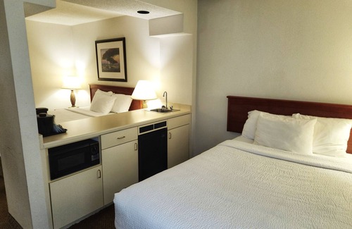 Appleton Hotel | La Quinta Inn & Suites by Wyndham Appleton College Avenue