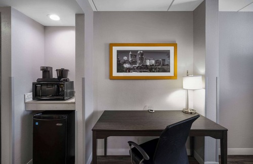 Northeast Raleigh Hotel | La Quinta Inn & Suites by Wyndham Raleigh Downtown North