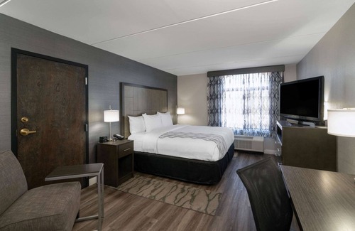 Northeast Raleigh Hotel | La Quinta Inn & Suites by Wyndham Raleigh Downtown North