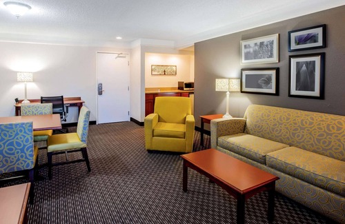 Baytown Hotel | La Quinta Inn & Suites by Wyndham Houston Baytown East