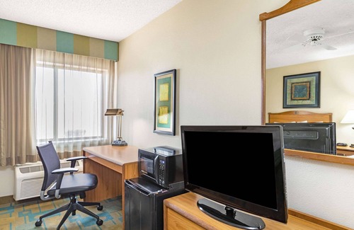 Biggs Field Hotel | La Quinta Inn & Suites by Wyndham El Paso East