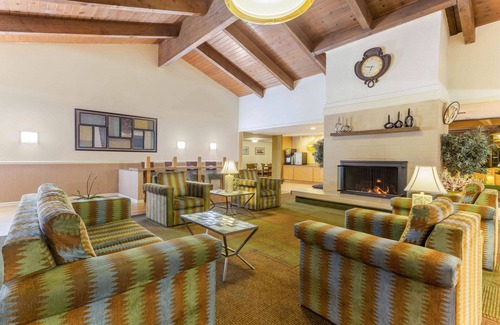Redding Hotel | La Quinta Inn & Suites by Wyndham Redding