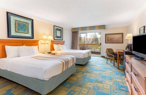 Redding Hotel | La Quinta Inn & Suites by Wyndham Redding