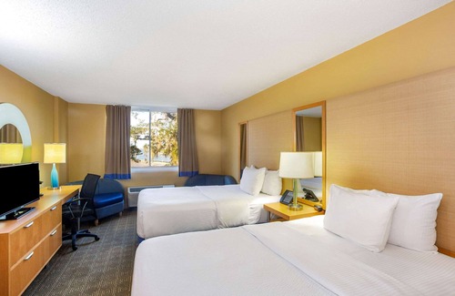 North Trail Hotel | La Quinta Inn & Suites by Wyndham Sarasota Downtown