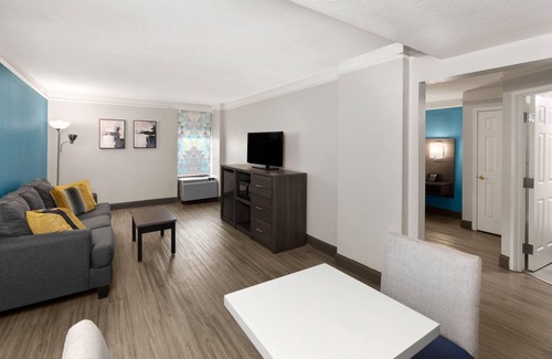 Stafford Hotel | La Quinta Inn & Suites by Wyndham Houston Stafford Sugarland