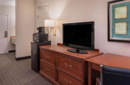 Naples Hotel | La Quinta Inn & Suites by Wyndham Naples East (I-75)