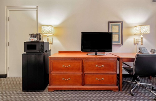Naples Hotel | La Quinta Inn & Suites by Wyndham Naples East (I-75)