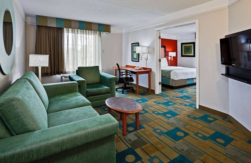 Terrace Park Hotel | La Quinta Inn & Suites by Wyndham USF (Near Busch Gardens)