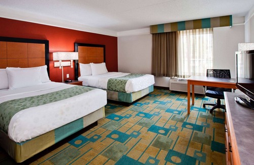 Terrace Park Hotel | La Quinta Inn & Suites by Wyndham USF (Near Busch Gardens)