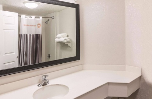 Terrace Park Hotel | La Quinta Inn & Suites by Wyndham USF (Near Busch Gardens)