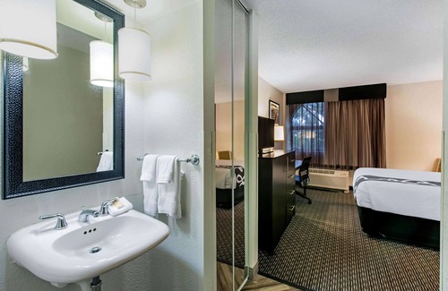 Survey Creek Hotel | La Quinta Inn & Suites by Wyndham Fort Lauderdale Tamarac