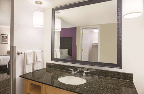 Survey Creek Hotel | La Quinta Inn & Suites by Wyndham Fort Lauderdale Tamarac