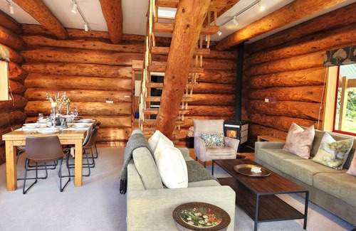 Horopito Ski Chalet | Lahar Alpine Retreat - Hot Tub, Mountain Views & Secluded Bush Setting