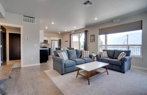 Manson Apartment | Lake Chelan Condo with Resort Pool and Hot Tub!