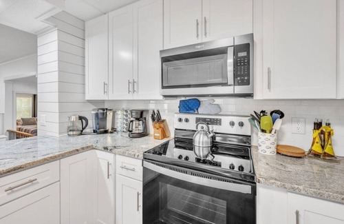 Hoyt House | Lake Eufaula, OK Lakefront house on the beach.nSleeps 8, 3 bedroom, 2 bath