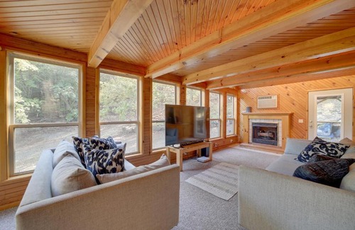 Hoyt House | Lake Eufaula Retreat with Boat Slip and Fireplace!