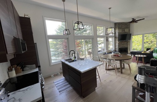Gooderham Cottage | Lake front Cottage/Hot tub, Sauna , Arcade