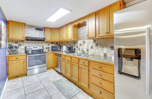 Mid America Cottage | Lake Hamilton Family Gem: Hot Tub & Boat Slip!