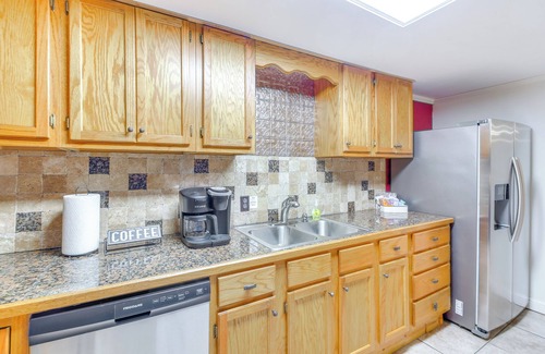 Mid America Cottage | Lake Hamilton Family Gem: Hot Tub & Boat Slip!