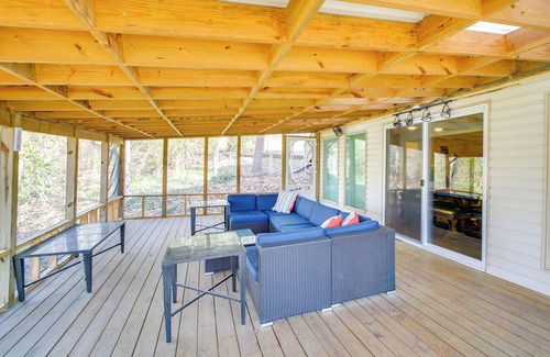 Mid America Cottage | Lake Hamilton Family Gem: Hot Tub & Boat Slip!