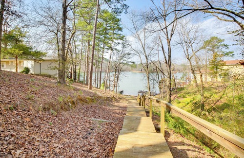 Mid America Cottage | Lake Hamilton Family Gem: Hot Tub & Boat Slip!