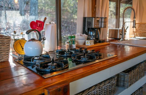 Eureka Springs Historic District Cabin | Lake Lucerne Cabin#9 Wifi+Parking+Deck@Nauti or Nice
