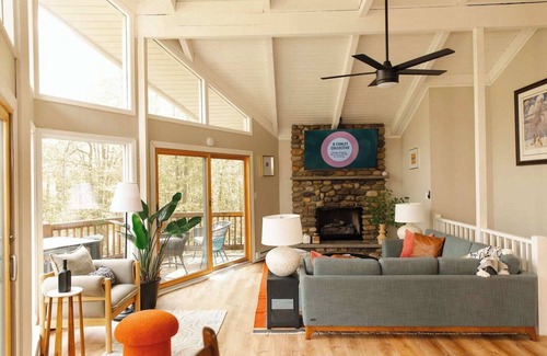 Pocono Pines Cabin | Lake Naomi Chalet - 2hrs from NYC