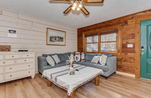 Mayhew House | Lake Norman Retreat with Hot Tub, Kayaks & Paddleboards