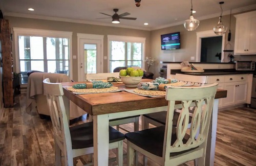 Groveoak Cottage | Lake Therapy, Cottage on the Water with Wifi!
