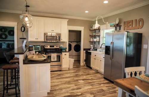 Groveoak Cottage | Lake Therapy, Cottage on the Water with Wifi!