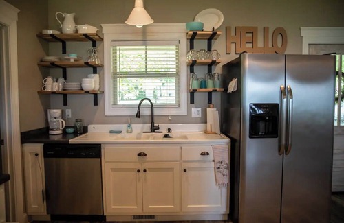 Groveoak Cottage | Lake Therapy, Cottage on the Water with Wifi!