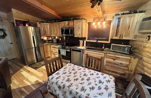Lake Delton Cabin | Lake-view 2-bedroom Cabin Home on Lake Delton Wisconsin Dells
