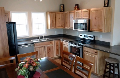 Somerset House | Lake View/4 Bedroom Townhome Sleeps 8/Near Lee's Ford Marina/Newer Construction