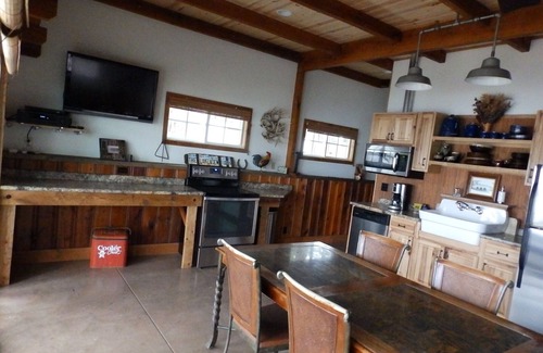 Alma House | Lake View Barn Home on Lake Wabaunsee-Peaceful Flint Hills Getaway for Families