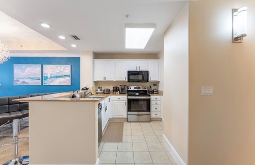 Florida Central Atlantic Coast Resort | Lake View Resort, 2 BR, 2 bath, sleeps 8, 2 MI to Disney with pool, balcony, gym