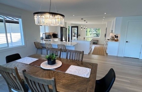 Bonney Lake House | Lakefront Bliss with Docks , BBQ, Hot Tub & all the amenities!