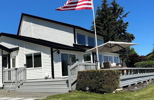Bonney Lake House | Lakefront Bliss with Docks , BBQ, Hot Tub & all the amenities!