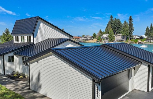 Bonney Lake House | Lakefront Bliss with Docks , BBQ, Hot Tub & all the amenities!