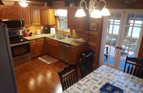 Dandridge Cabin | LakeFront Cabin Private Dock ez access nr Smoky Mtn Aug/Sep/LaborDay dates avail