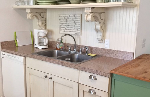 Inverness Cottage | Lakefront Cottage,Boating, Fishing, pet friendly, internet