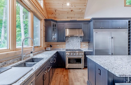 Bobcaygeon Cottage | Lakefront cottage golf area BBQ pool table