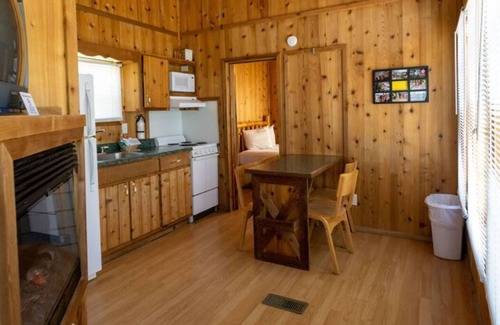 Cadiz Cottage | Lakefront Family Fort 79 - Dog Friendly