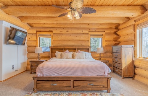North Pole Cabin | Lakefront Luxury Log Home With Spa & Aurora Views