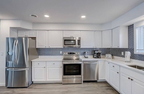 Lake Delton Condo | Lakefront Therapy - Newly Remodeled Luxury Listing by Experienced Host