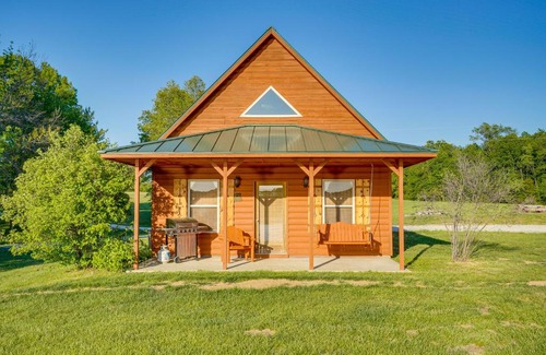 Columbia House | Lakefront Vacation Rental with Patio and Grill!