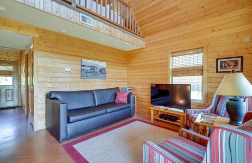 Columbia House | Lakefront Vacation Rental with Patio and Grill!